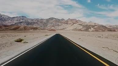 4K实拍行驶在沙漠的公路上视频的预览图